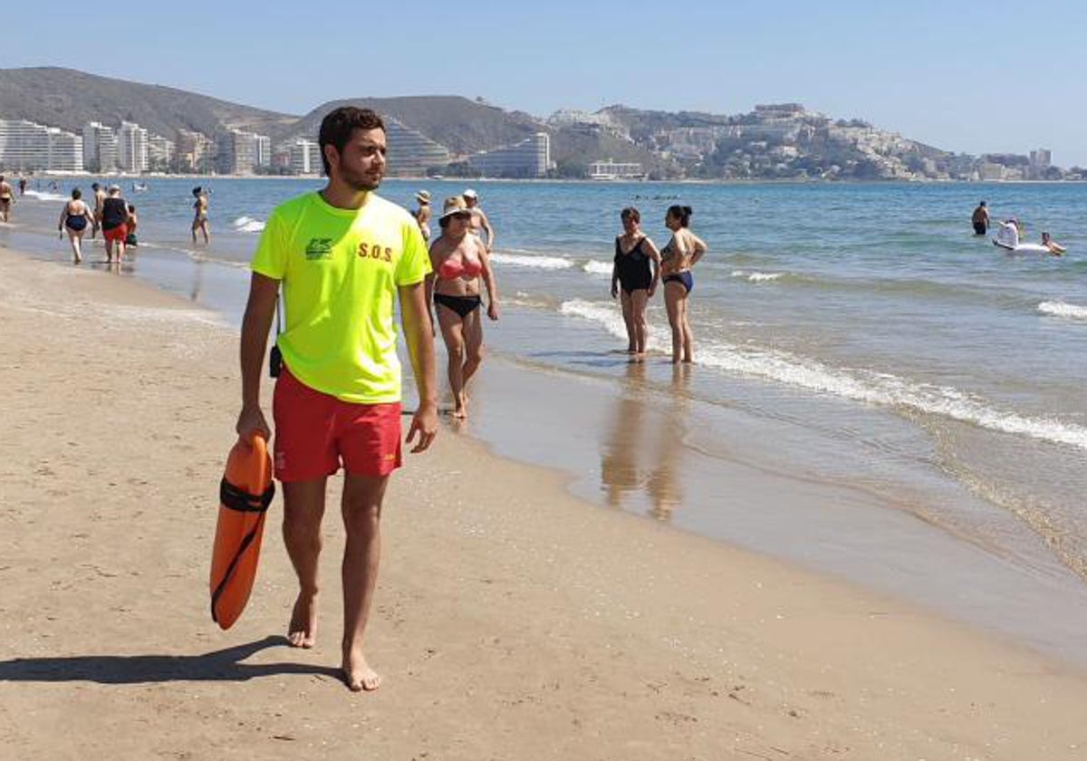 Imagen de archivo de un socorrista en la playa de Cullera.