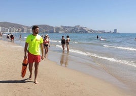 Imagen de archivo de un socorrista en la playa de Cullera.