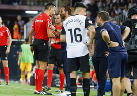 Baraja discute con Sánchez Martínez tras la acción en la que el árbitro le perdonó la segunda amarilla a Cubarsí.