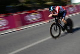 Un ciclista, durante la contrerreloj del primer día.