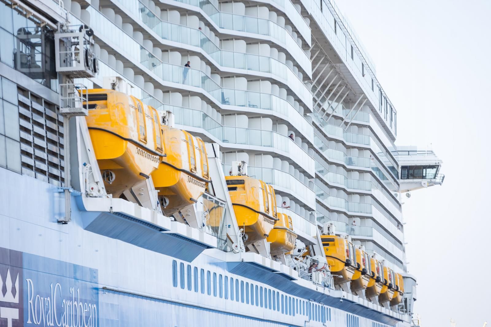 Dos buques japoneses hacen escala en el puerto de Valencia