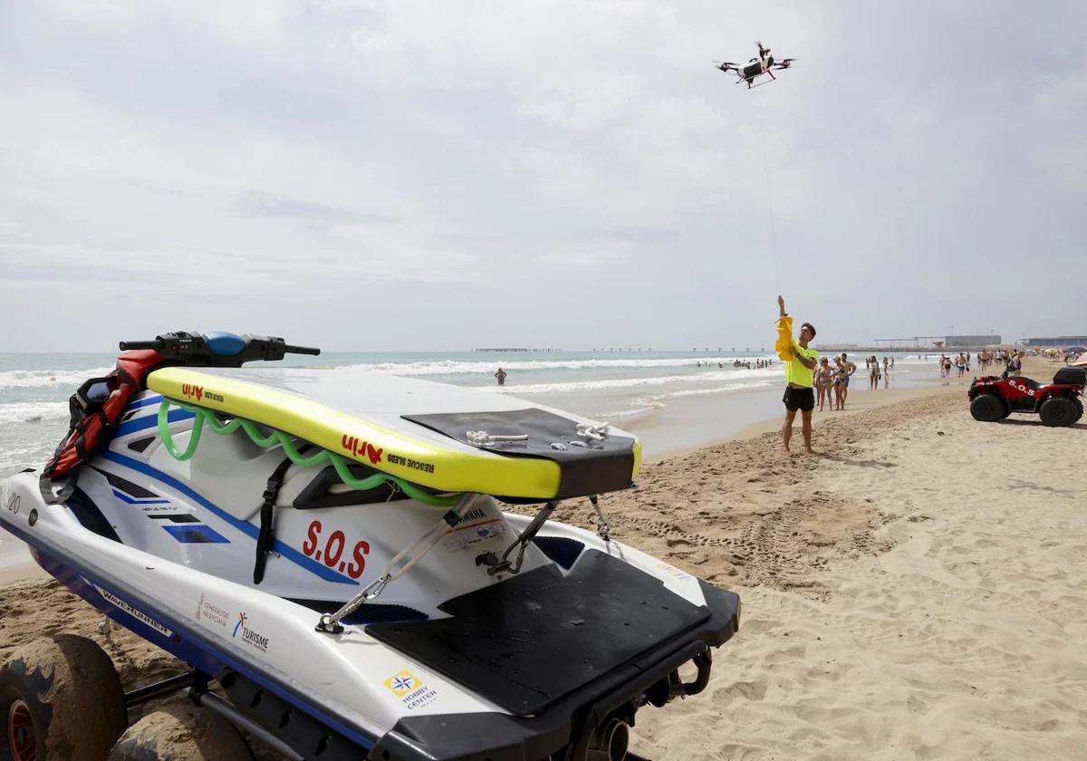 Los drones de salvamento rescatan a tres personas en la playa del Puig durante el puente 