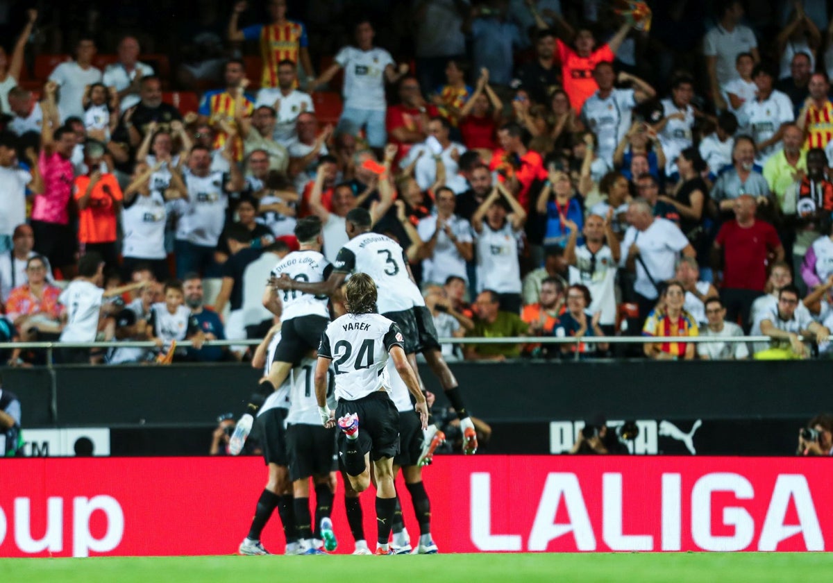 Los jugadores del Valencia celebran el gol de Hugo Duro ante el Barça.