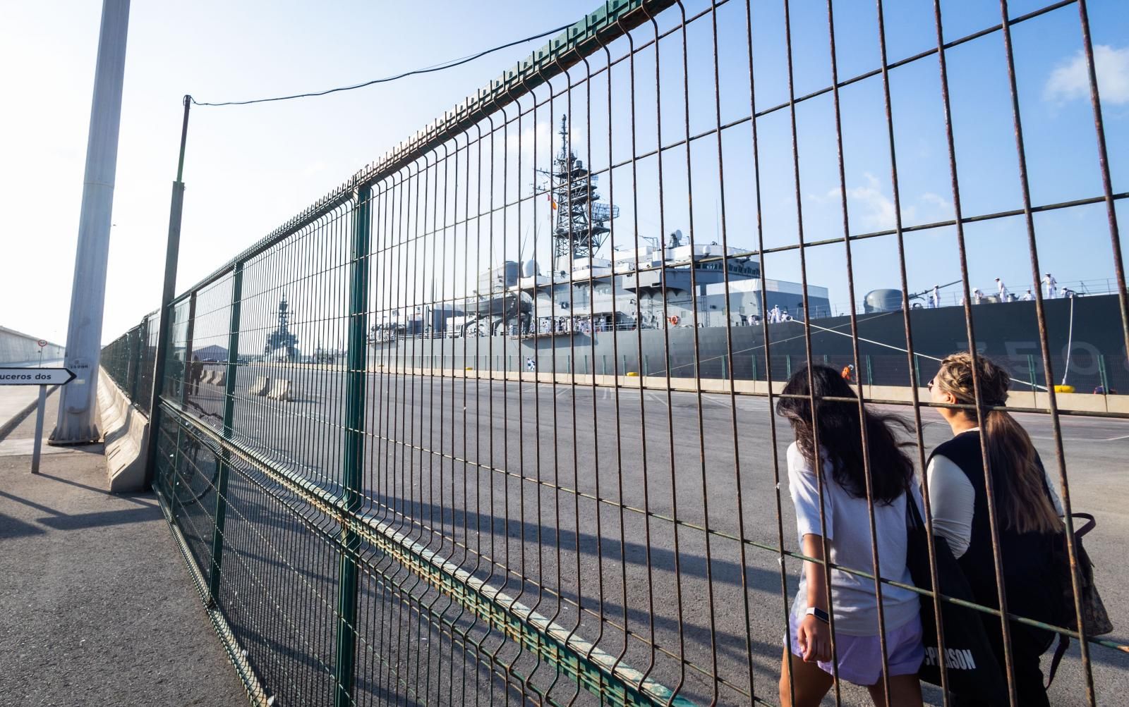 Dos buques japoneses hacen escala en el puerto de Valencia