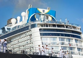 El barco más grande de Europa en el puerto de Valencia.