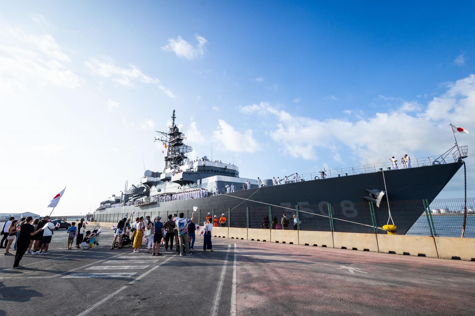 Dos buques japoneses hacen escala en el puerto de Valencia