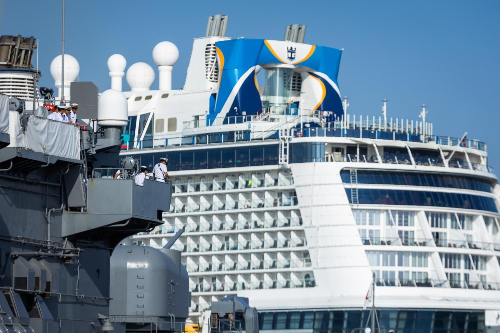 Dos buques japoneses hacen escala en el puerto de Valencia