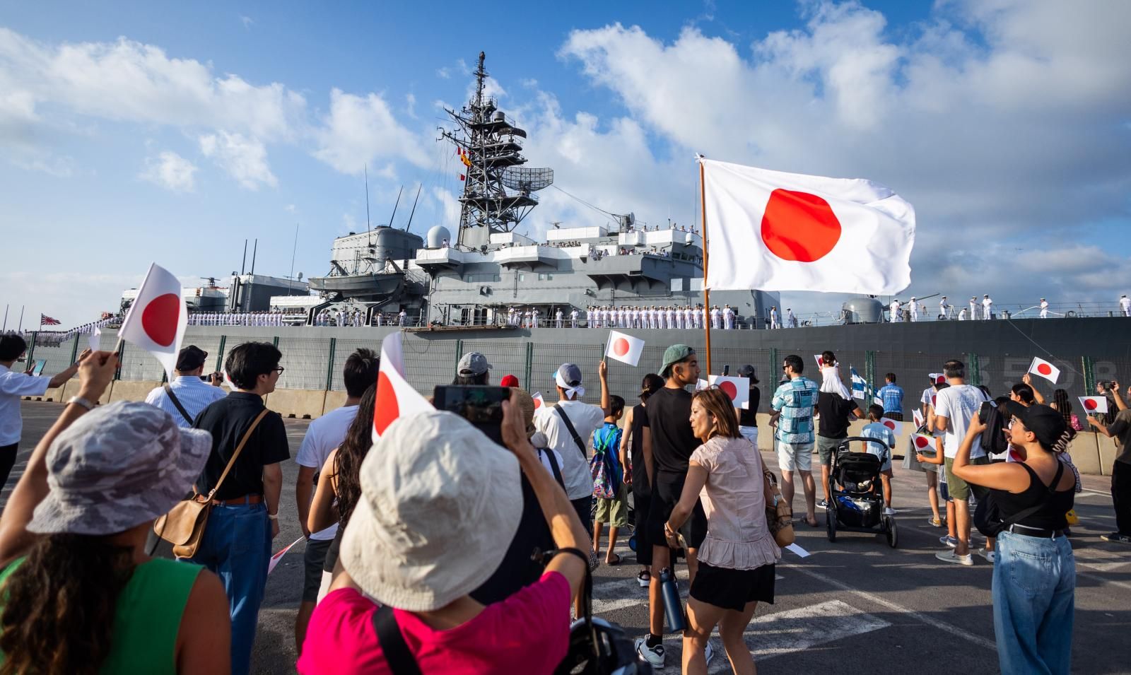 Dos buques japoneses hacen escala en el puerto de Valencia