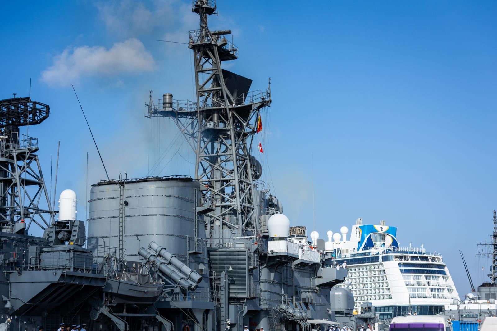 Dos buques japoneses hacen escala en el puerto de Valencia