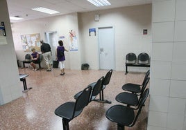 Varias personas aguardan en la sala de espera de un centro de salud de Valencia.