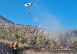 Imagen del incendio de este lunes en esa zona de la falda del Montgó.