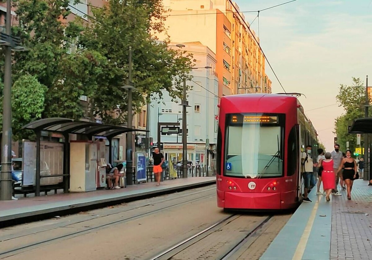 Herido el conductor de una furgoneta tras ser arrollada por un metro en Moncada 