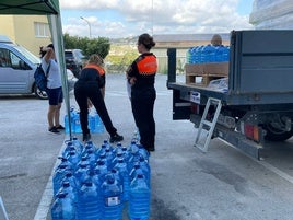 Protección Civil reparte el agua en Benitatxell.