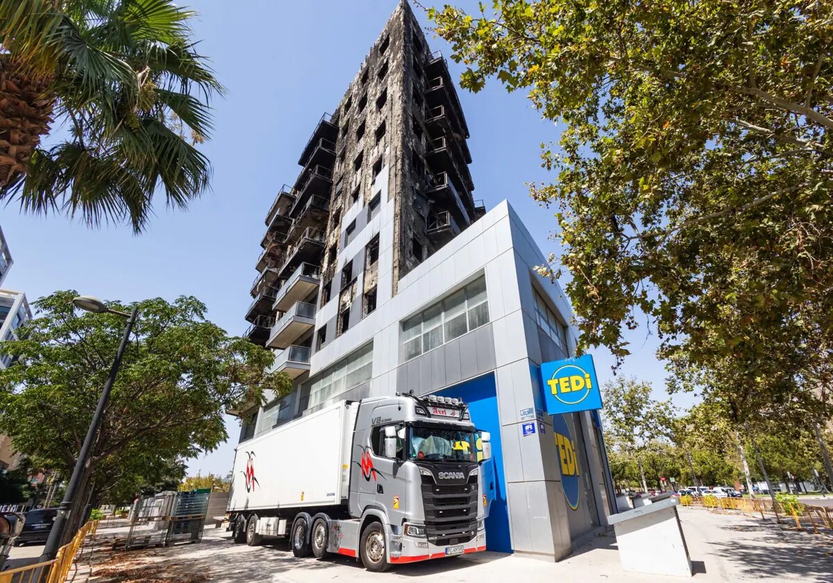 La maquinaria llega al edificio de Campanar 