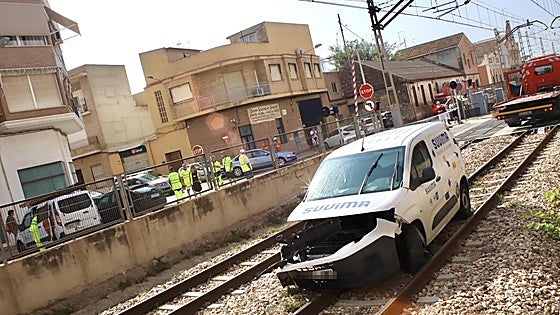 Furgoneta siniestrada en el paso a nivel de Moncada.