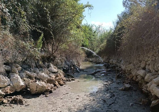 El momento del vertido del agua al cauce.