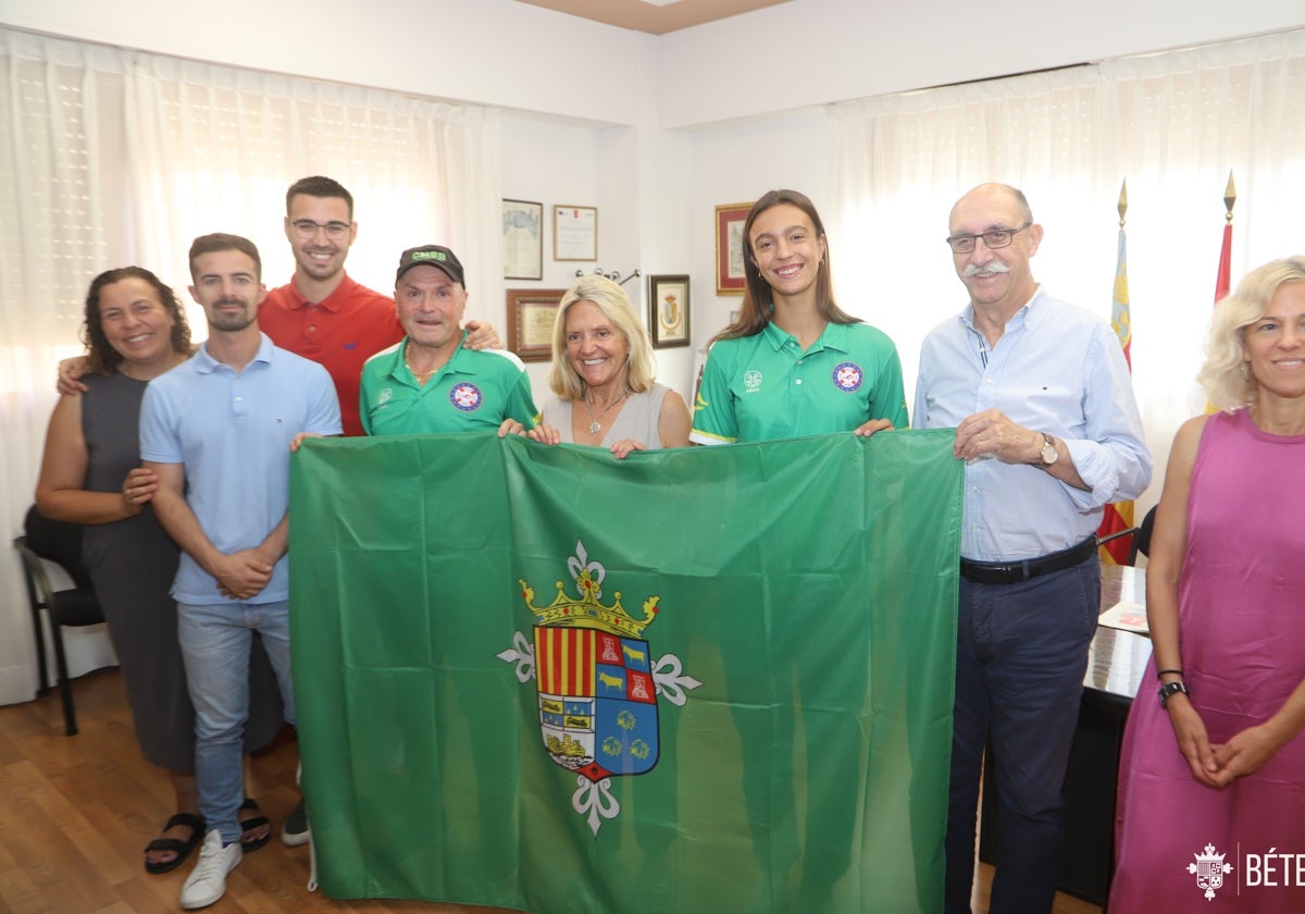 Lola Caballero posando con la bandera de Bétera.