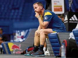 Jorge Bellmont observa un partido en el Palacio De Deportes José María Martín Carpena.