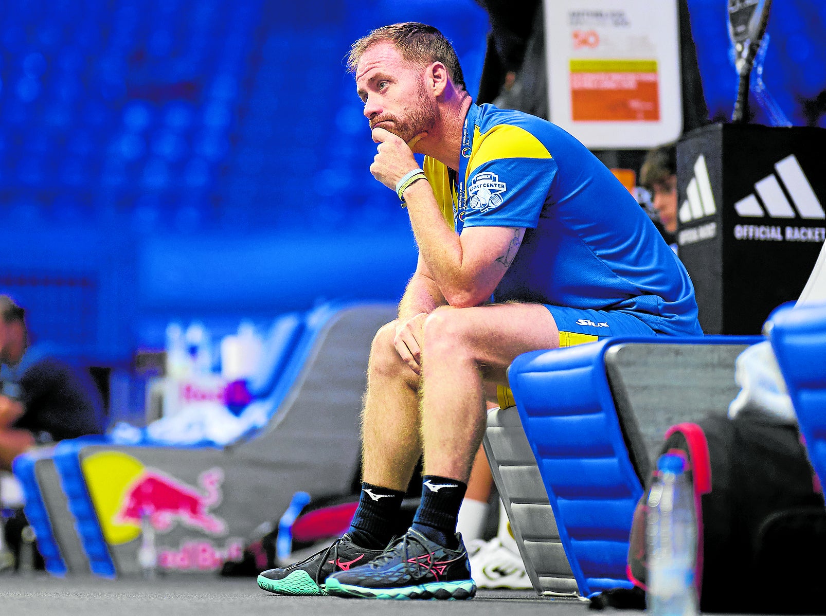 Jorge Bellmont observa un partido en el Palacio De Deportes José María Martín Carpena.