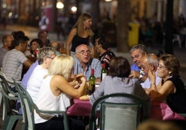 Imagen de archivo de una cena en la noche de disfraces de Rafelbunyol.