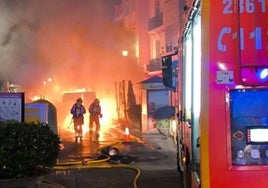 Los bomberos sofocando el fuego.