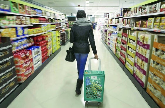 Una clienta pasea por el supermercado. Imagen de archivo.