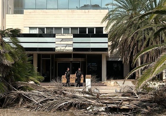 Agentes de la Policía Local de Valencia, en la puerta del Sidi Saler, este miércoles.