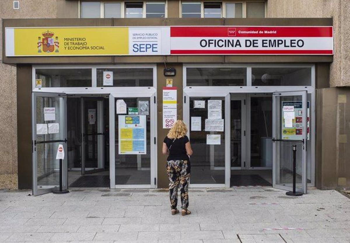 Una mujer frente a una oficina del SEPE en una imagen de archivo.