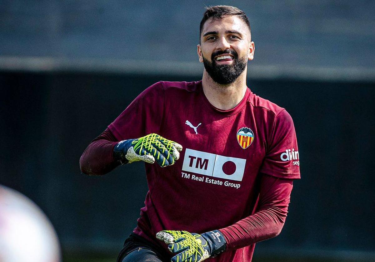 Giorgi Mamardashvili, sonriente en un entrenamiento en la Ciudad Deportiva de Paterna