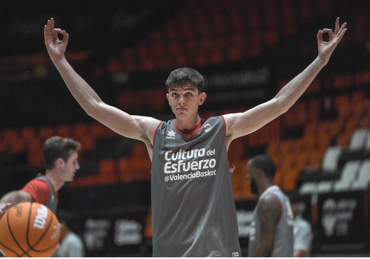 Sergio de Larrea, en un entrenamiento en la Fonteta.