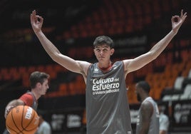 Sergio de Larrea, en un entrenamiento en la Fonteta.