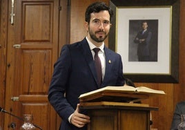 Enrique Escrivá, durante la toma de posesión del acta de edil de Xàbia.