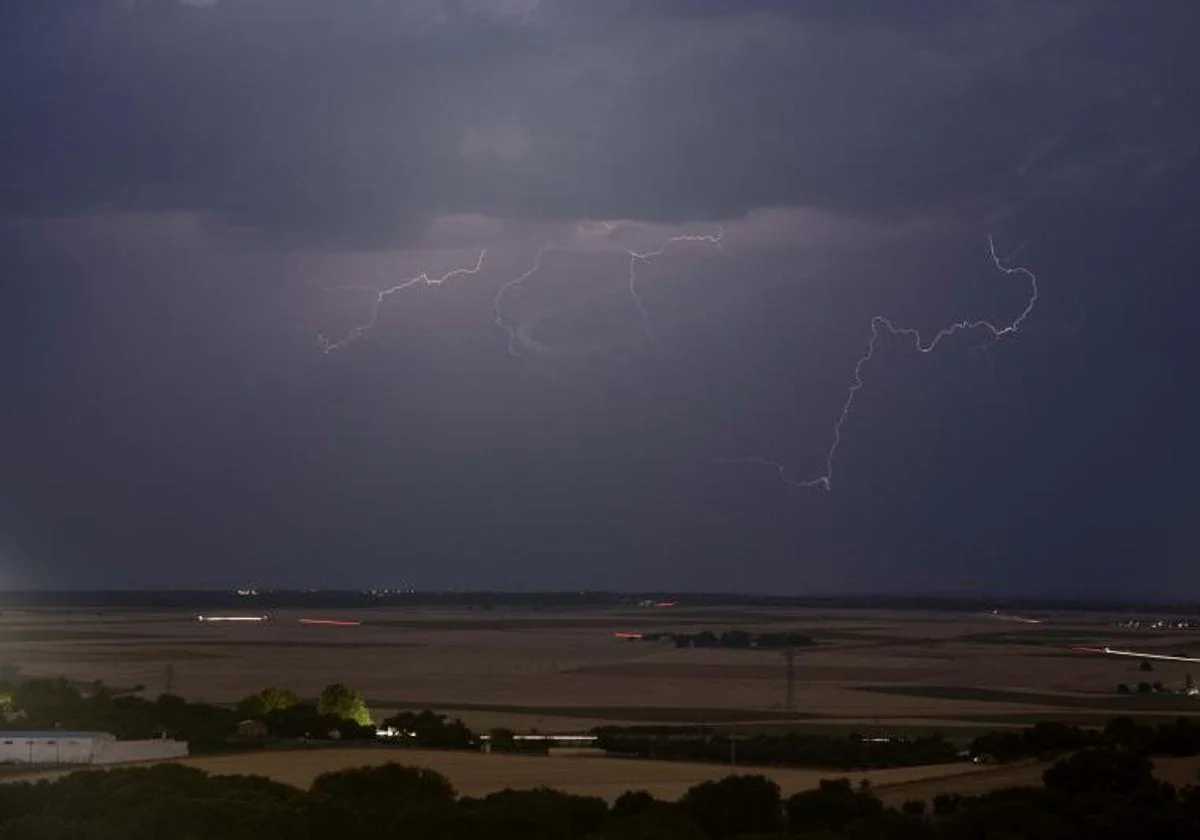 Riesgo inminente de lluvias, tormentas y granizo grande: Aemet pone hoy en alerta a 18 comarcas y 291 municipios de la Comunitat 