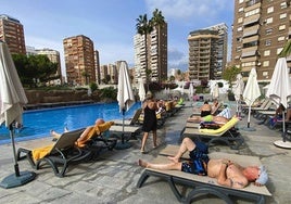 Turistas en una playa de Benidorm