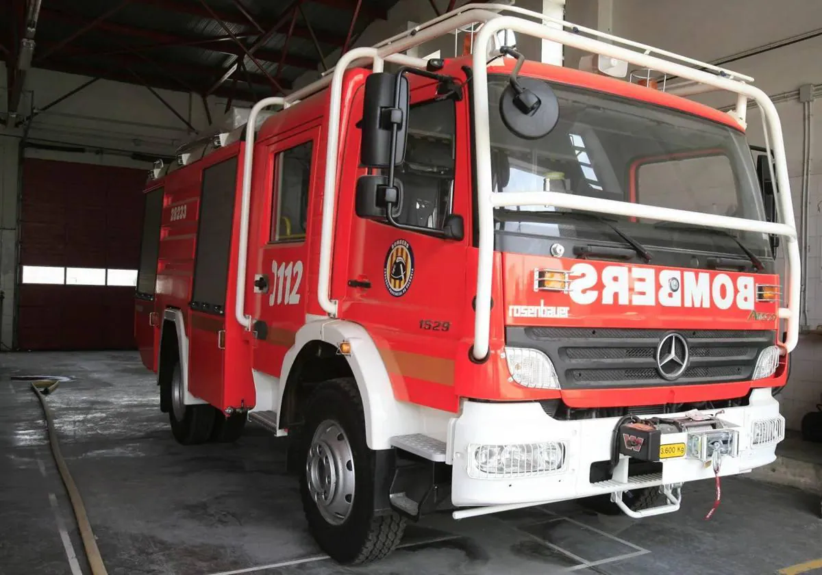 Un incendio calcina una vivienda y obliga a desalojar un edificio en Crevillent 