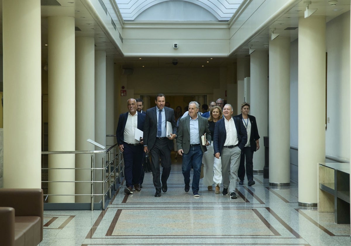 El ministro de Transportes, Óscar Puente, a su llegada a su comparecencia ante el Senado.