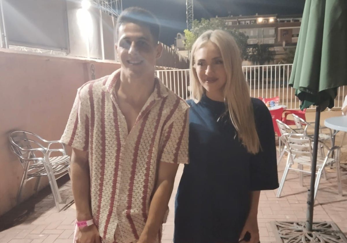 El joven Nicolás, que padece autismo, junto a su artista favorita, Ana Mena, quien le invitó a ver su concierto desde la zona VIP y no dudó en pasar un rato con él tras la actuación.