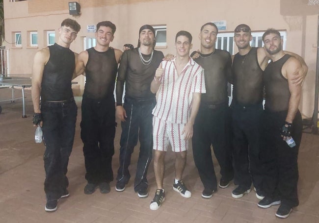 El grupo de bailarines de Ana Mena, con el joven Nicolás.