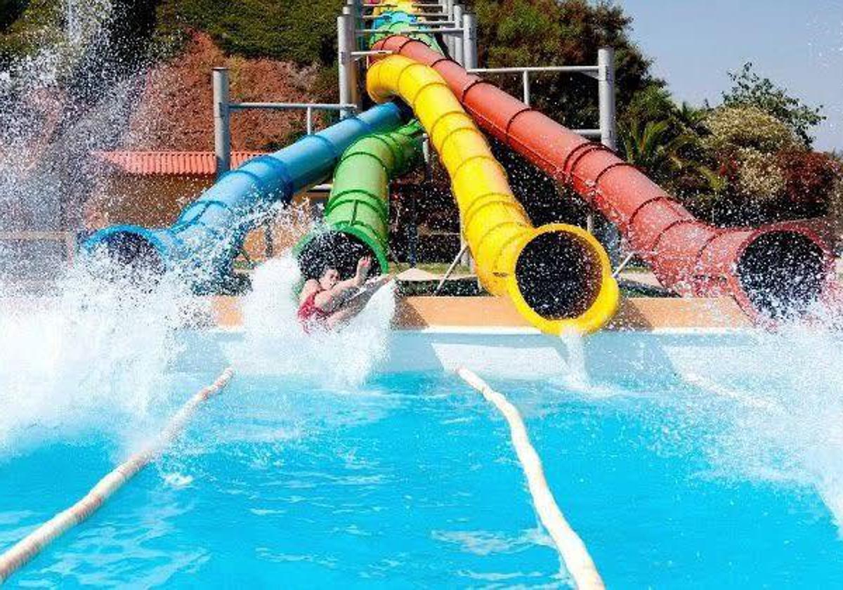 El Twin Twister, una de las atracciones de Aquarama, en Benicàssim.