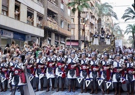 La capitana cristiana, Lucía Gil, de la comparsa Marineros.