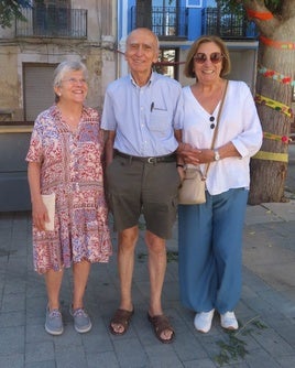 Martí, a la derecha, junto a su marido y su prima, en la plaza Mayor de Chelva.