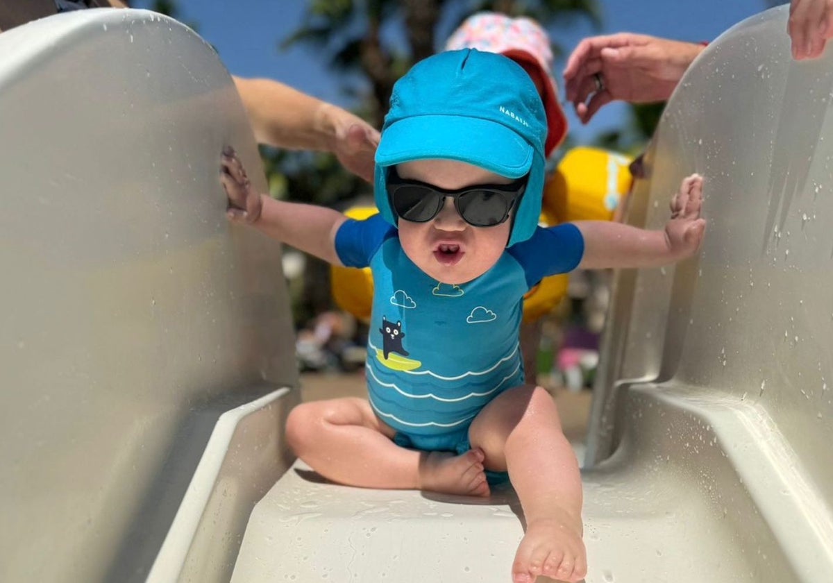 Luca. El pequeño, ataviado con las gafas que le protegen de la luz, padece el Síndrome de IFAP-1, una enfermedad ultra rara.