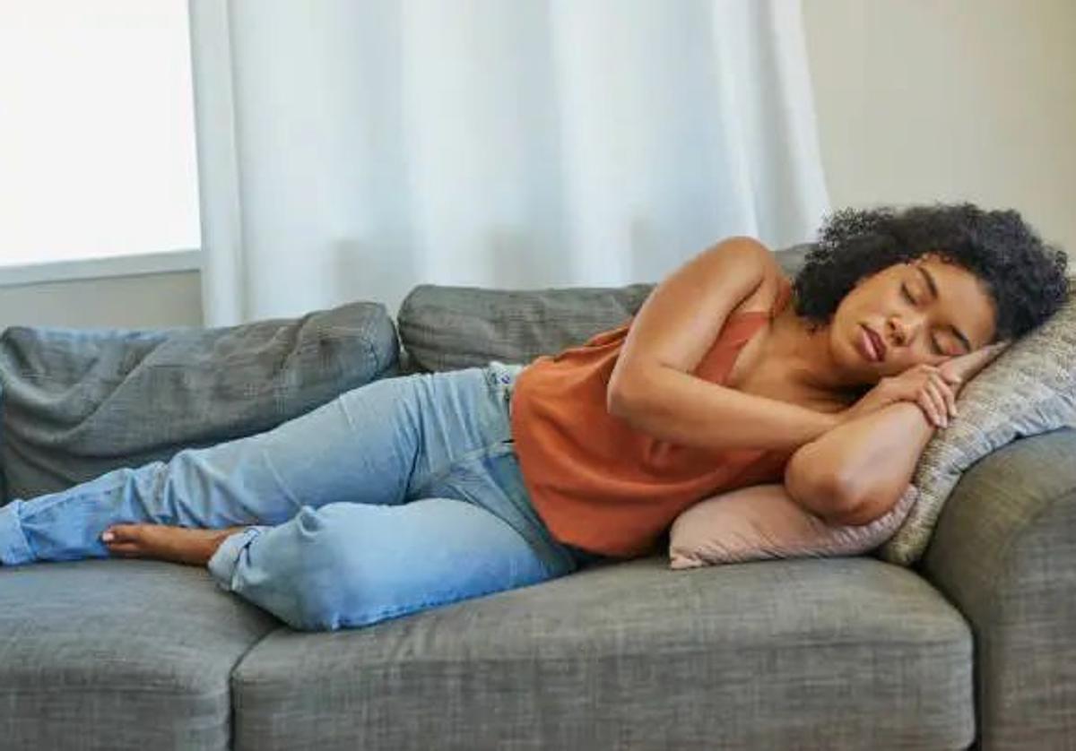 Una mujer hace la siesta en una imagen de archivo.