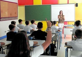 Una profesora dando clase en un colegio.