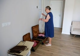 María Vicenta, con las maletas preparadas en la puerta, este lunes.