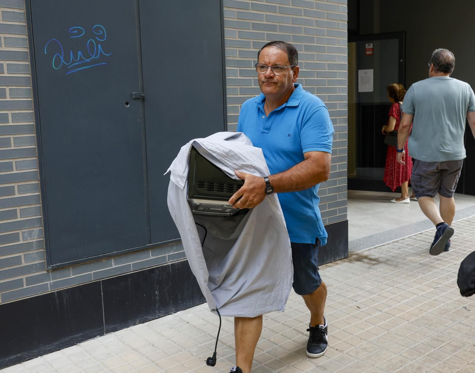 Los vecinos afectados por el incendio de Campanar abandonan las viviendas prestadas por el Ayuntamiento