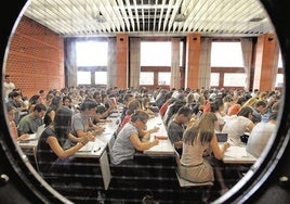 Alumnos de la Universitat de València durante una clase, en una imagen de archivo.