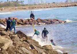 Equipos de rescate en el espigón.