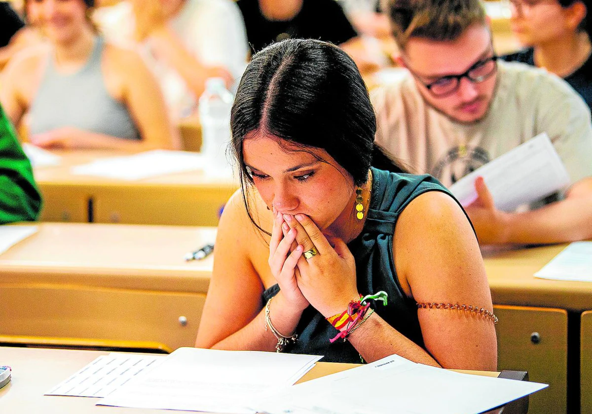 Medio millar de alumnos excelentes tendrán su beca con dos años de retraso 