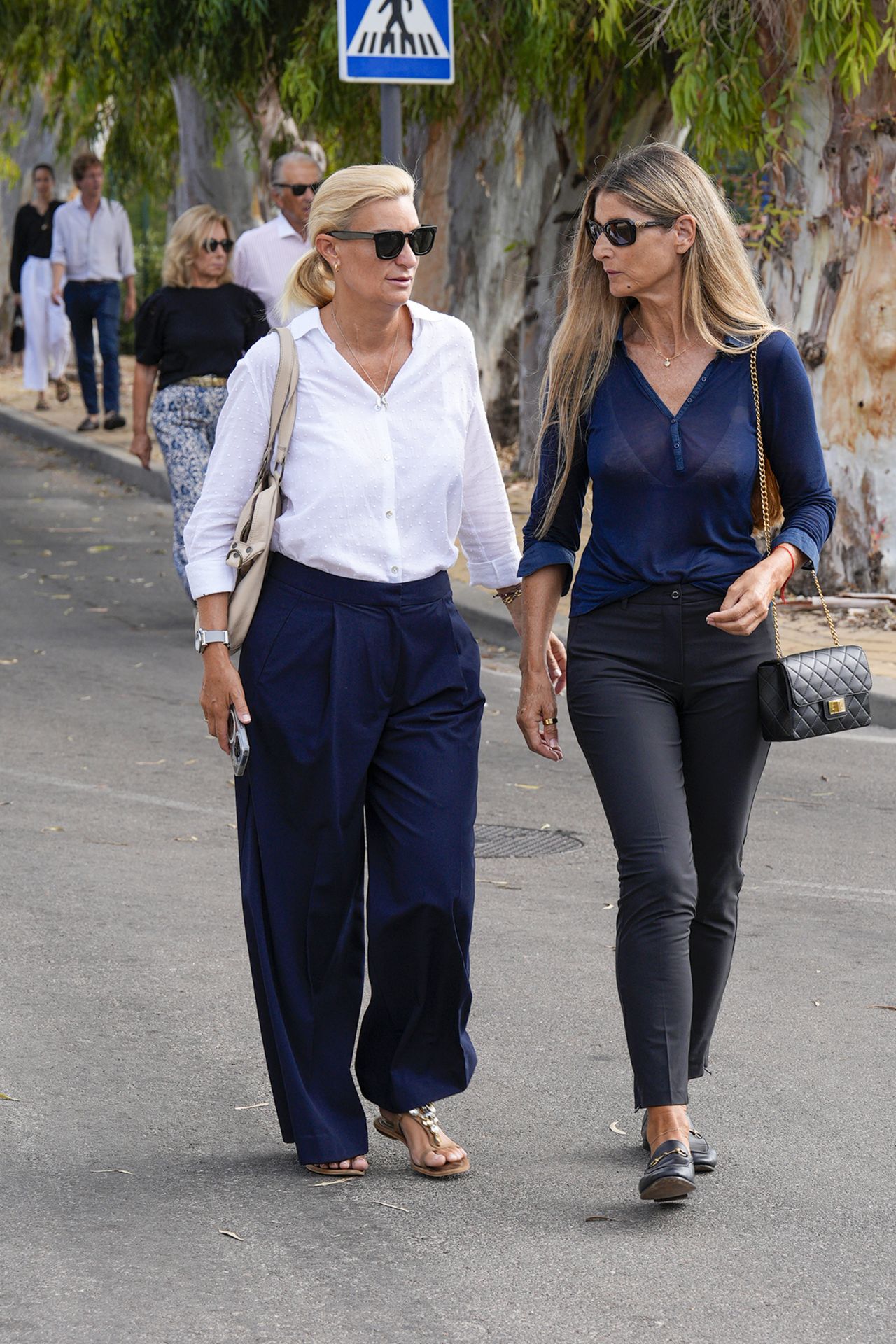 María Zurita (i) en la misa celebrada en Marbella